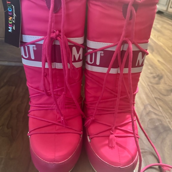 COPY - Woman’s pink NWT moon boots! Price is firm no trades - Picture 2 of 2